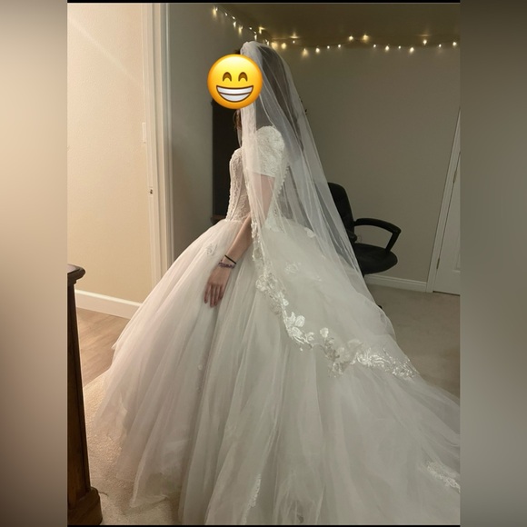 Wedding dress with fitted bodice, basque waist, and full tulle skirt. - Picture 2 of 5